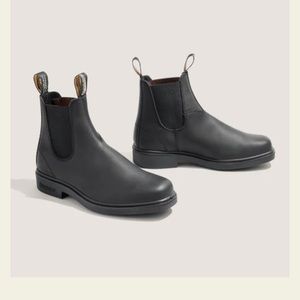 Size 8 women’s blundstone Chelsea boot. # 063 VGUC